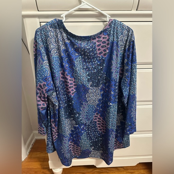 Colorful V-Neck Patterned Top - Picture 2 of 2